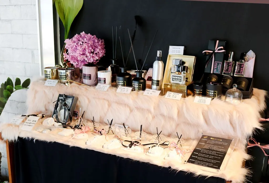 신사동카페 디퓨저 아로마 카페인테리어 카페조명 조명인테리어.JPG