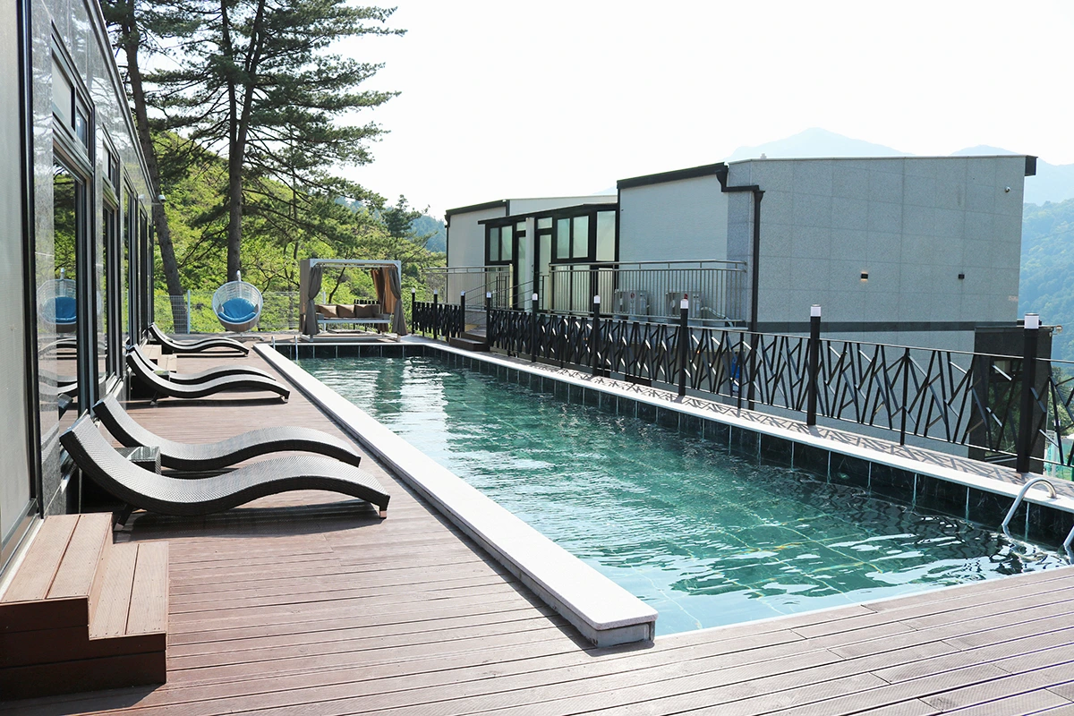 가평펜션 릴리브 가평풀빌라 가평수영장펜션 조명인테리어 키즈펜션 비츠조명 야외조명.JPG