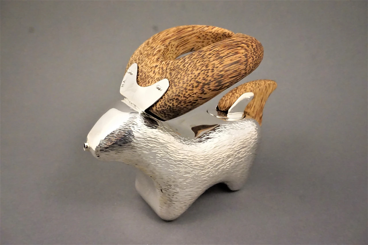 goat teapot-3.JPG