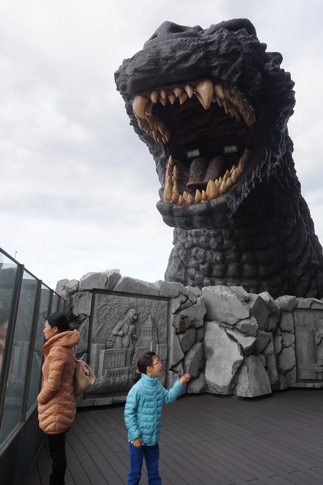 호텔 고지라 머리.JPG