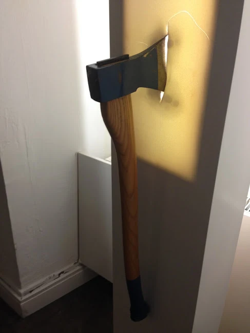 실연물품_기타(베를린, 고작 3주의 출장 간 사이 다른 사람과 사랑에 빠져 사랑의 도피행각을 벌인 연인의 가구를 모두 부셔버린 도끼).JPG