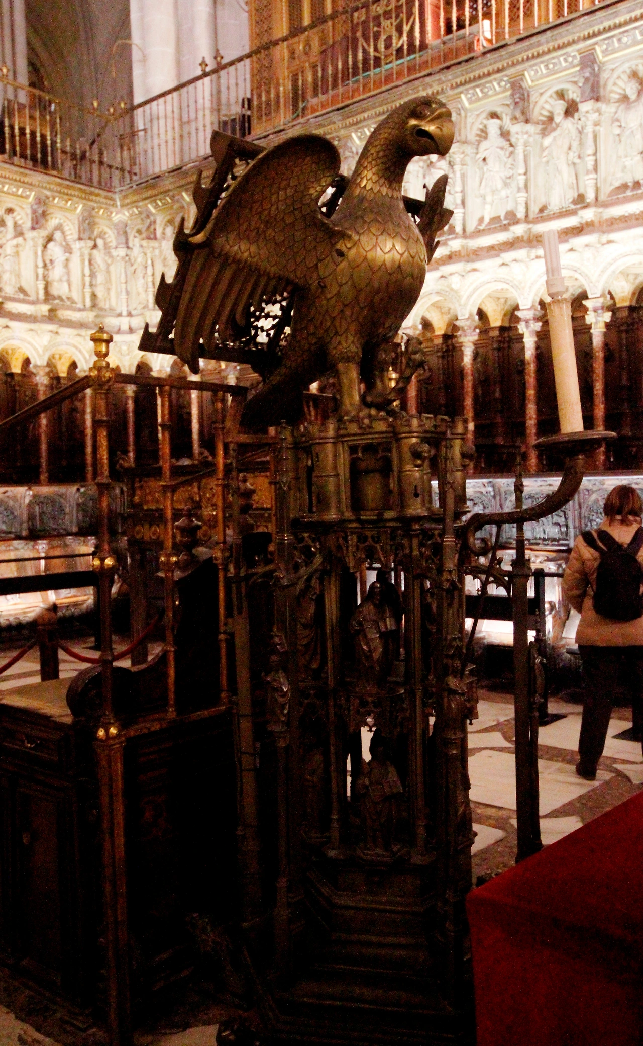 Lectern_at_the_Choir_of_the_Cathedral_of_Toledo.jfif