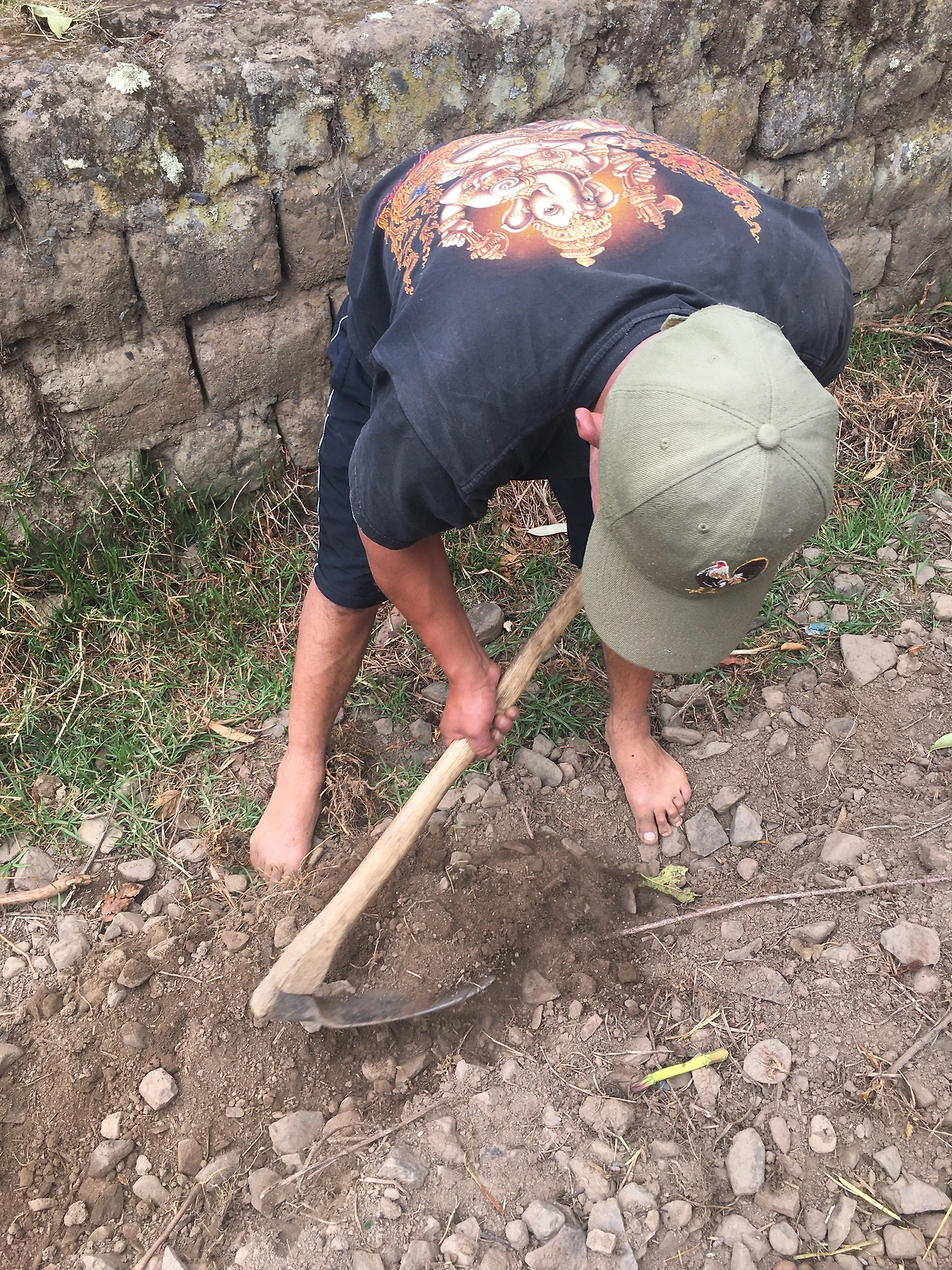 흙은 이들 삶의 일부분이다, 맨발은 기본.JPG