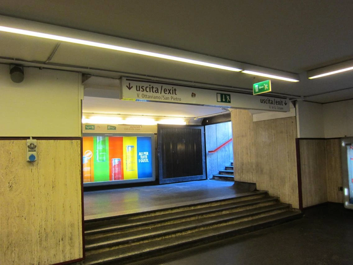 01 오타비아노역 출구.JPG