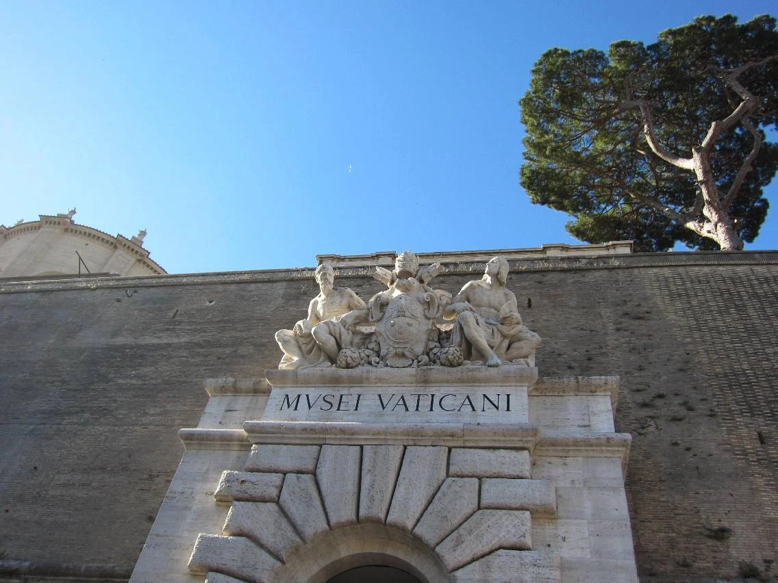 08 입구 위 조각상.JPG