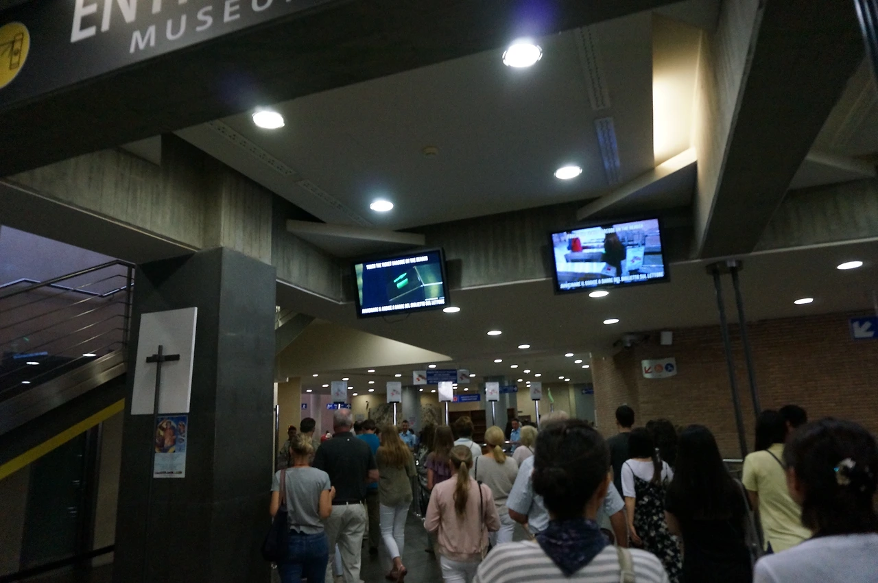 13 검색대 통과 후 박물관을 향해.JPG