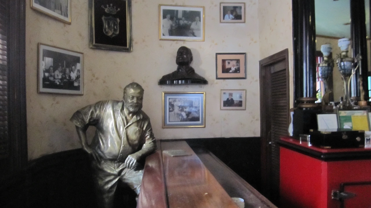 헤밍웨이 동상과 사진.JPG