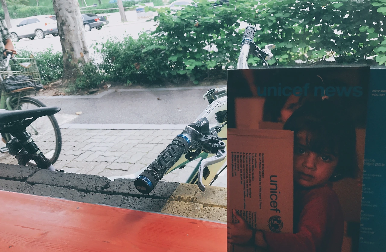 커피자유 창문밖.jpeg