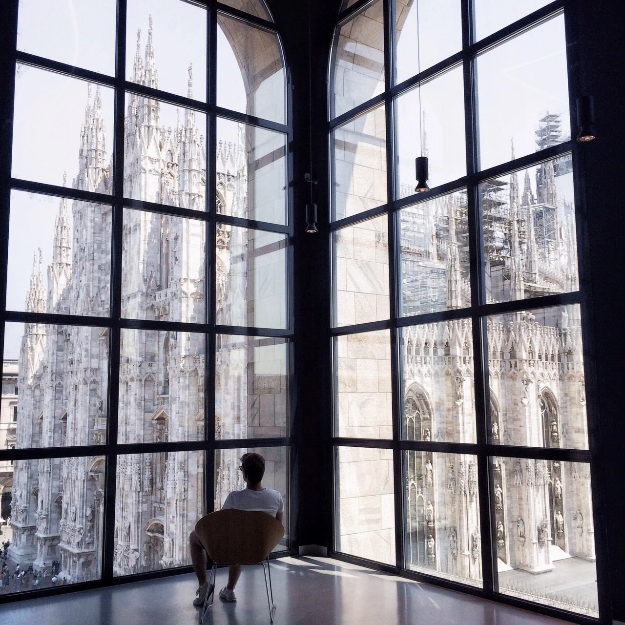 큰창 밖 두오모.jpeg