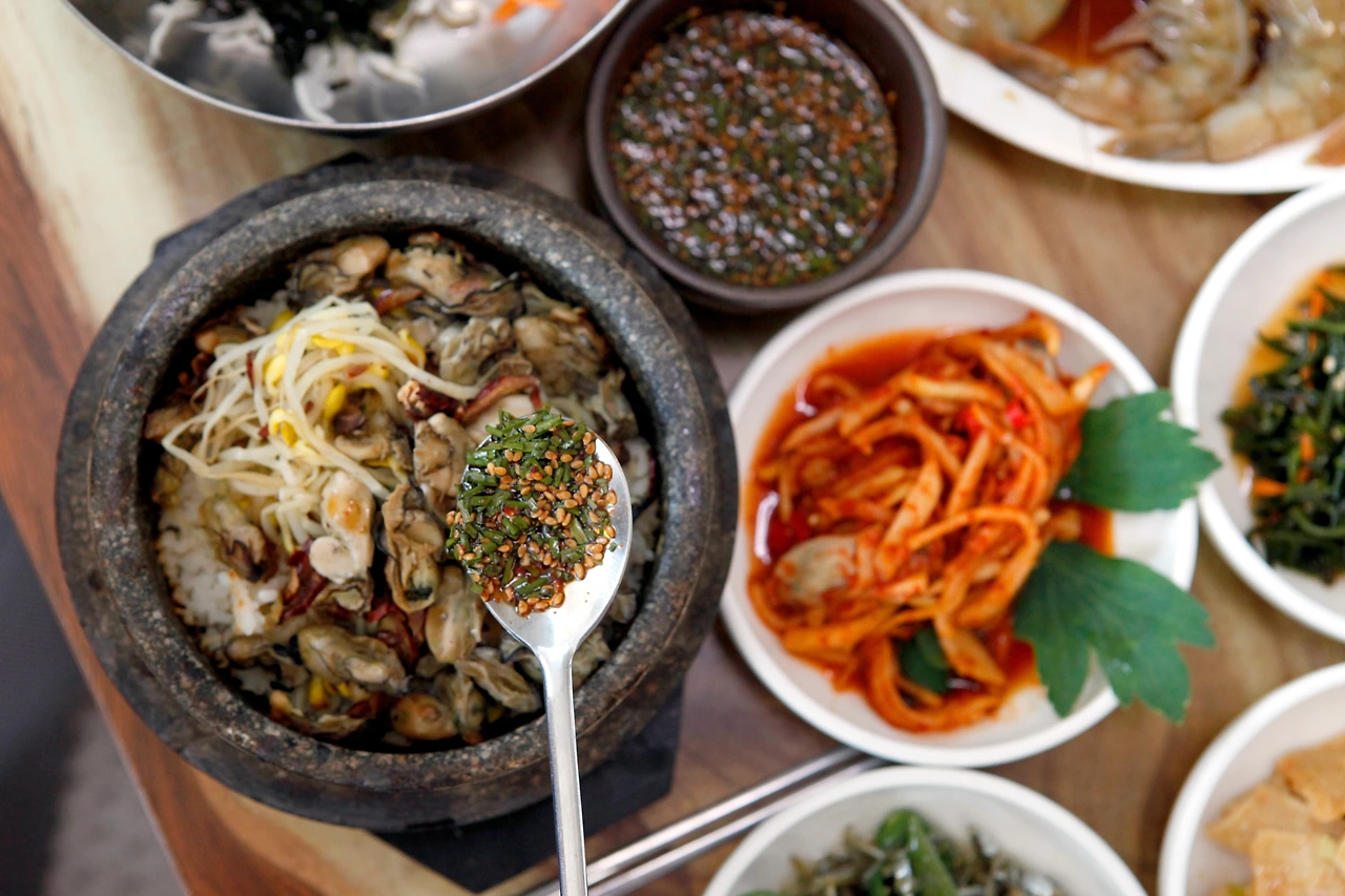 영양굴밥에 양념장을 넣어 비비면 감칠맛이 일품이다.JPG