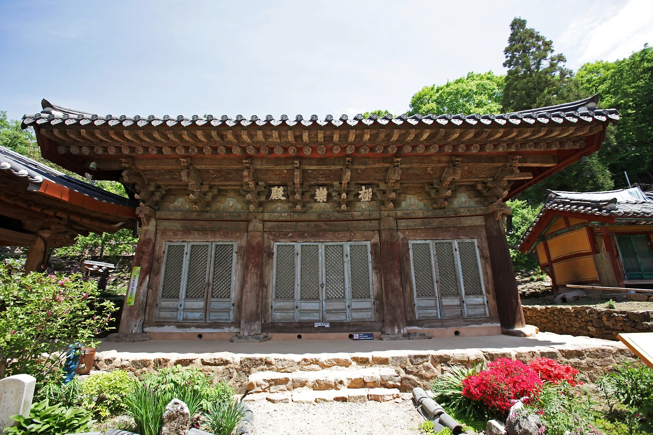 수수한 단청이 아름다운 화암사 극락전.JPG