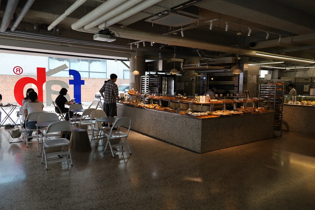 4, 플라워 아티장 베이커리의 실내 (2).JPG