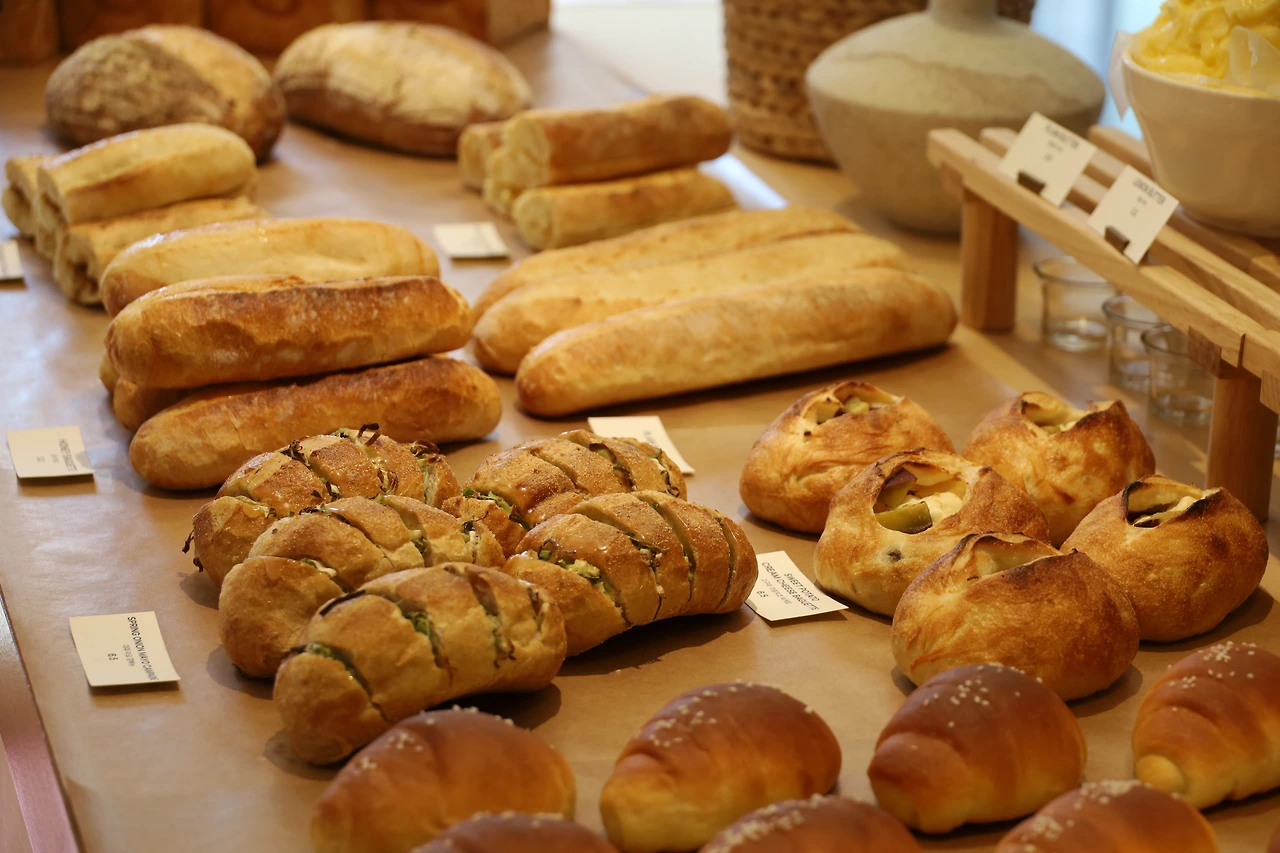 1. 달링베이커리 빵 진열대.JPG