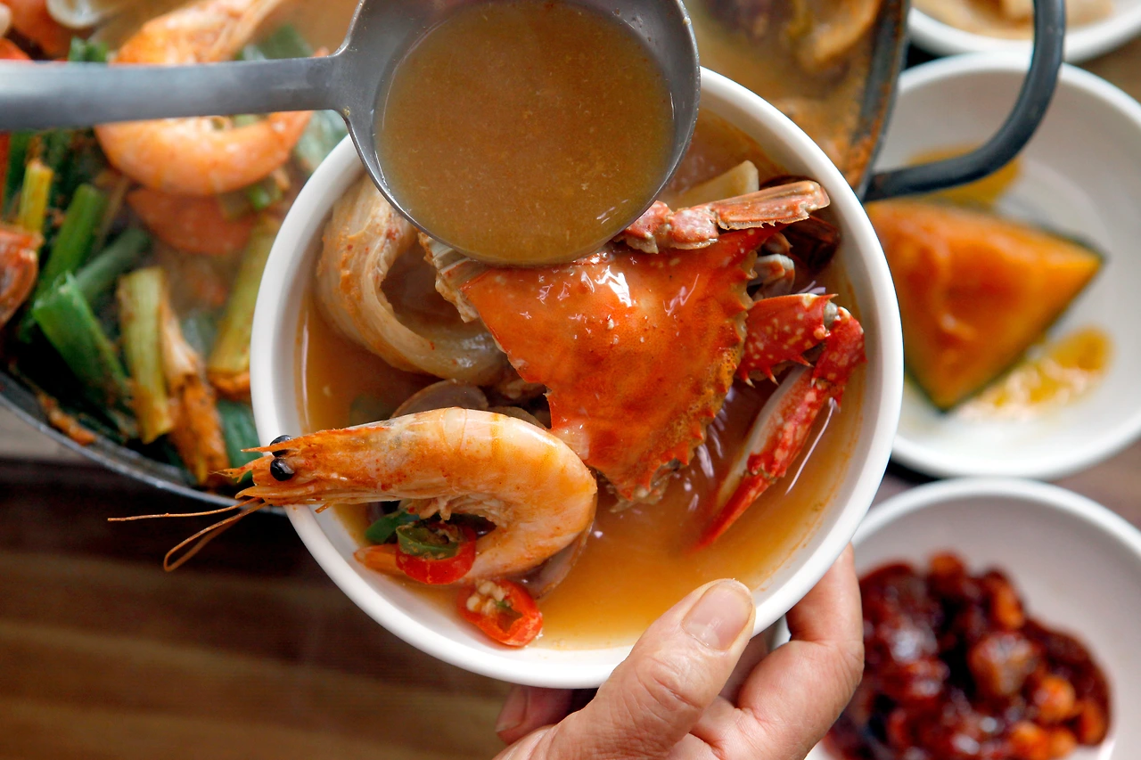 게국지가 보글보글 끓으면 꽃게와 대하, 묵은지를 건져 먹는다.JPG