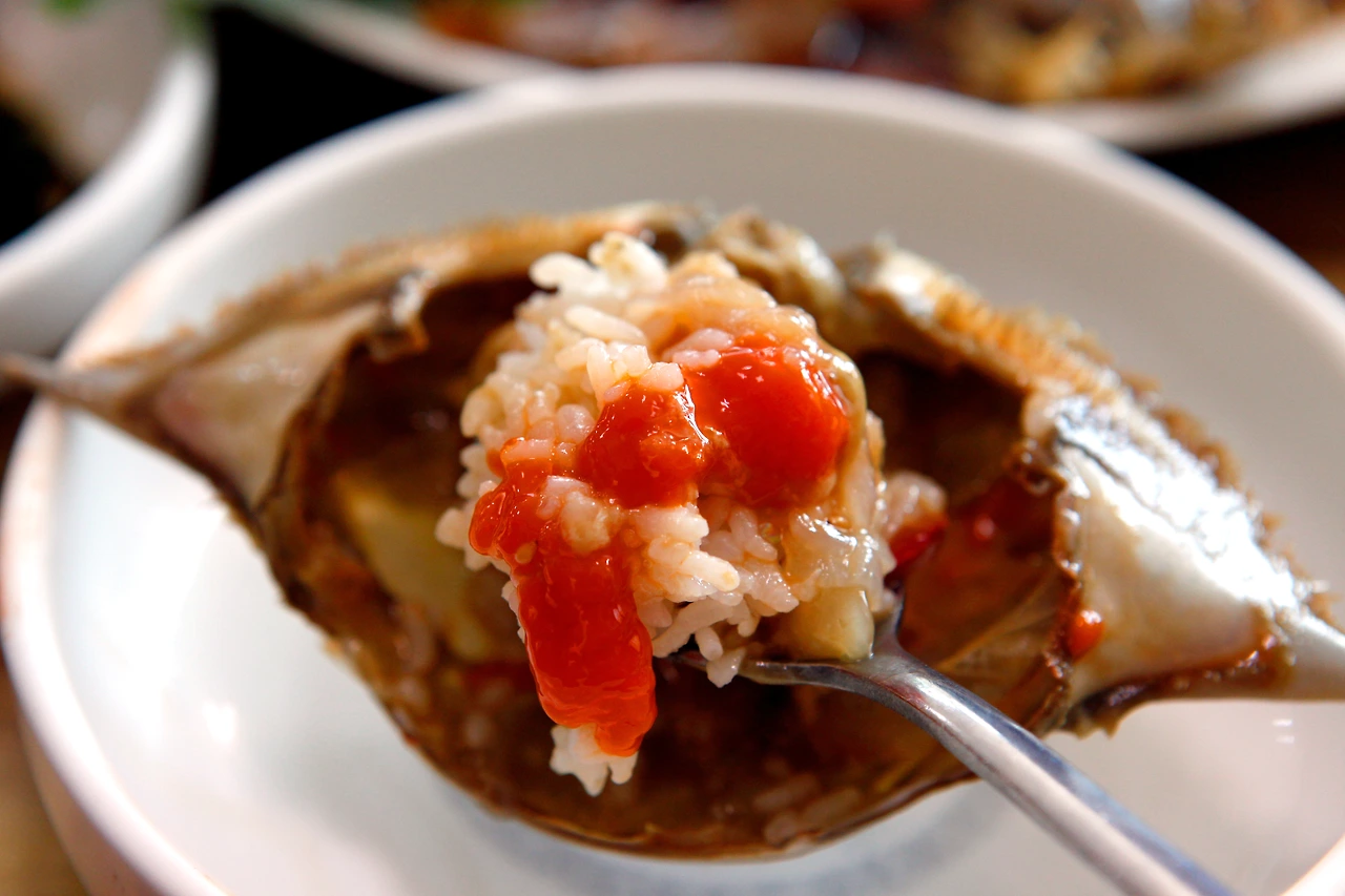 냉동해놓은 봄꽃게라서 알이 가득한 간장게장.JPG