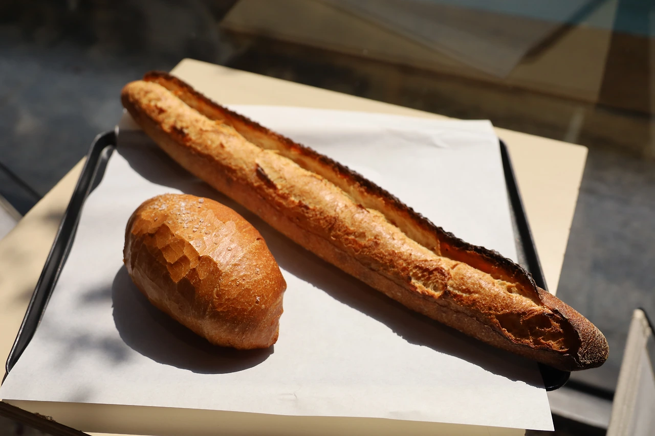 4, 플라워 아티장 베이커리의 1등 바게트와 소금빵.JPG