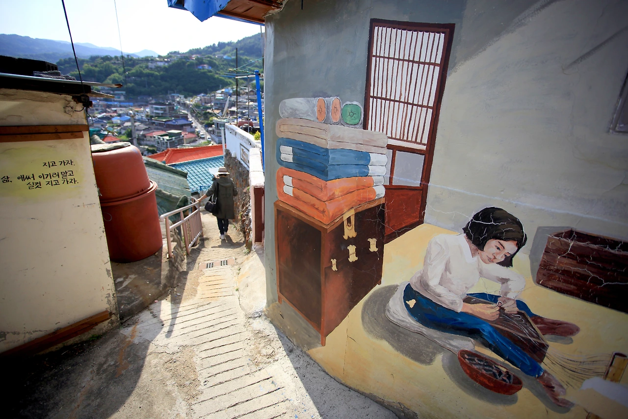5. 일상의 모습이 정겨운 논골담길 벽화.JPG