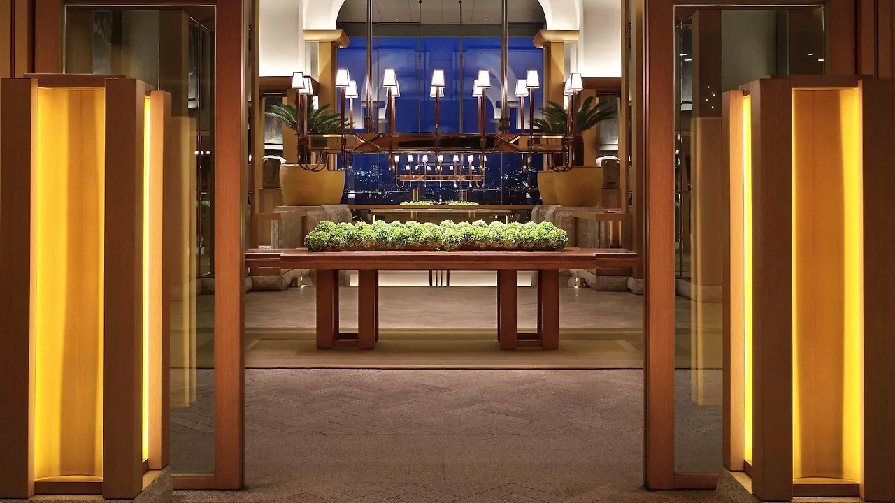 Grand-Hyatt-Seoul-P859-Lobby-Entrance.16x9.jpg?imwidth=1920