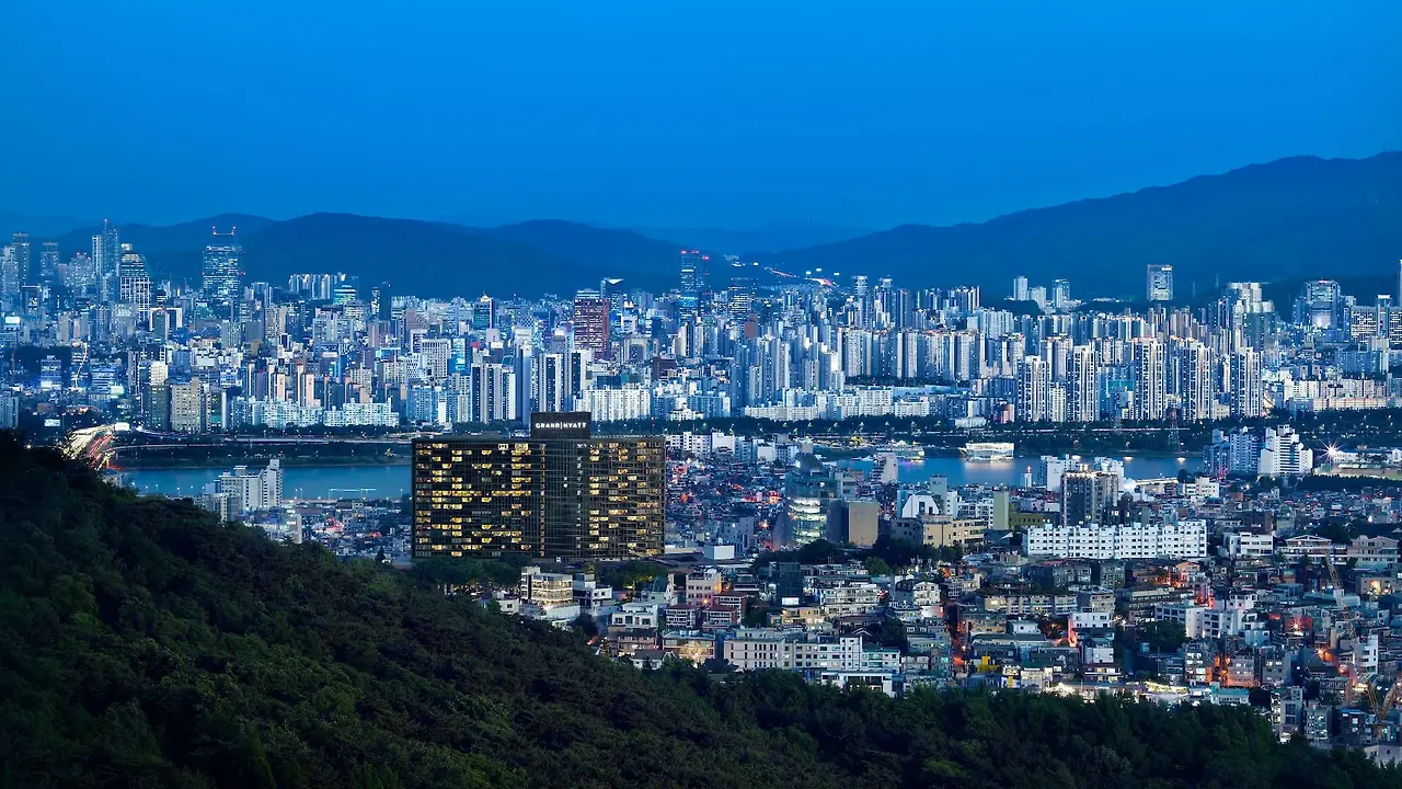 SELRS-P1945-Exterior-Nighttime-View.16x9.jpg?imwidth=1920