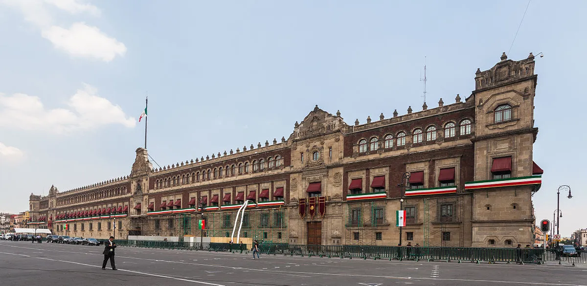 1200px-Palacio_Nacional,_México_D.F.,_México,_2013-10-16,_DD_119.JPG