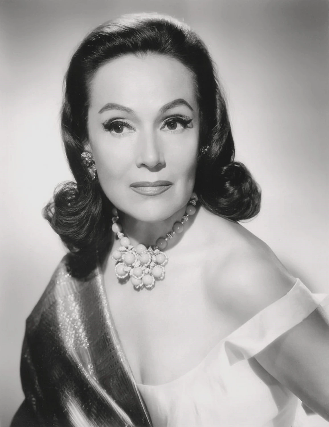Dolores_del_Río_publicity_photo_(1961)_(cropped).jpeg