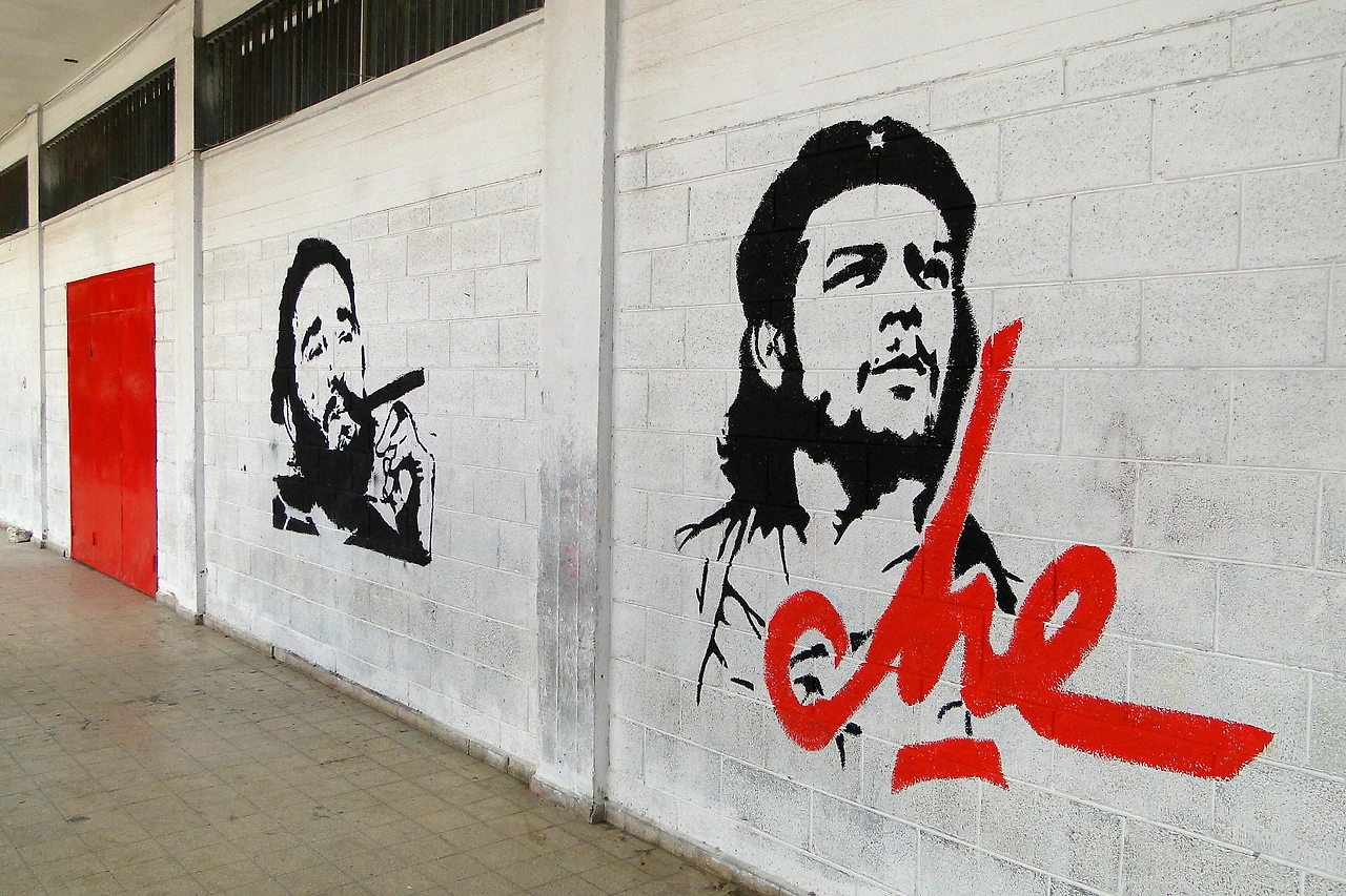 Che_Guevara_and_Fidel_Castro_Graffiti_-_Downtown_Nazareth_-_Israel_(5696096319).jpeg