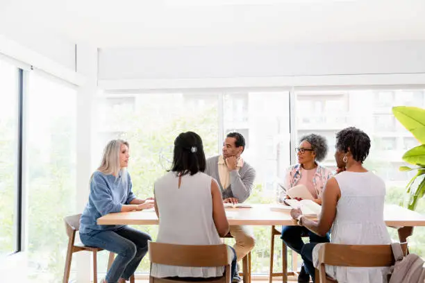 %EB%8B%A4%EC%9D%B8%EC%A2%85-%EA%B7%B8%EB%A3%B9%EC%9D%80-%EC%B1%85-%EC%84%A0%ED%83%9D%EC%97%90-%EB%8C%80%ED%95%B4-%EC%A7%84%EC%A7%80%ED%95%9C-%EC%9D%98%EA%B2%AC%EC%9D%84-%EA%B0%80%EC%A7%80%EA%B3%A0-%EC%9E%88%EC%8A%B5%EB%8B%88%EB%8B%A4.jpg?s=612x612&w=0&k=20&c=Gp0_TCcJqI6NHS2zgGWr_blc_ofluR-9rzT0f8Jccog=