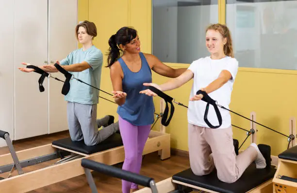 %ED%95%84%EB%9D%BC%ED%85%8C%EC%8A%A4-%EA%B0%95%EC%82%AC-%EB%8F%84%EC%9B%80-%EB%8C%80-%EC%86%8C%EB%85%84-%EA%B3%BC-%EC%86%8C%EB%85%80-%ED%95%A0-%EC%86%90-%EC%8A%A4%ED%8A%B8%EB%A0%88%EC%B9%AD-%EC%97%90-%EA%B7%B8%EB%A7%8C%ED%81%BC-%EA%B8%B0%EA%B3%84-%EC%97%90-%EC%B2%B4%EC%9C%A1%EA%B4%80.jpg?s=612x612&w=0&k=20&c=duT01_372_Fd5BfZZxUII1IGwgoyfy8Zu8KFsLYZGCw=