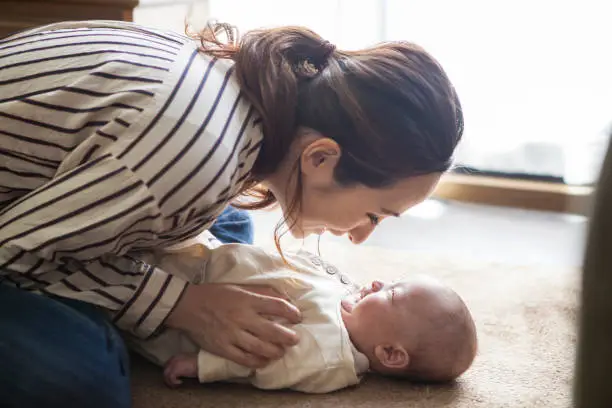 %EC%96%B4%EB%A8%B8%EB%8B%88%EB%8A%94-%EC%95%84%EA%B8%B0%EC%9D%98-%EC%96%BC%EA%B5%B4%EC%9D%84-%EB%B3%B4%EA%B3%A0%EC%9E%85%EB%8B%88%EB%8B%A4.jpg?s=612x612&w=0&k=20&c=L3ww_1sYQgDwdtC7VghPkbZLnX0YV6kG5VAstELFdzw=