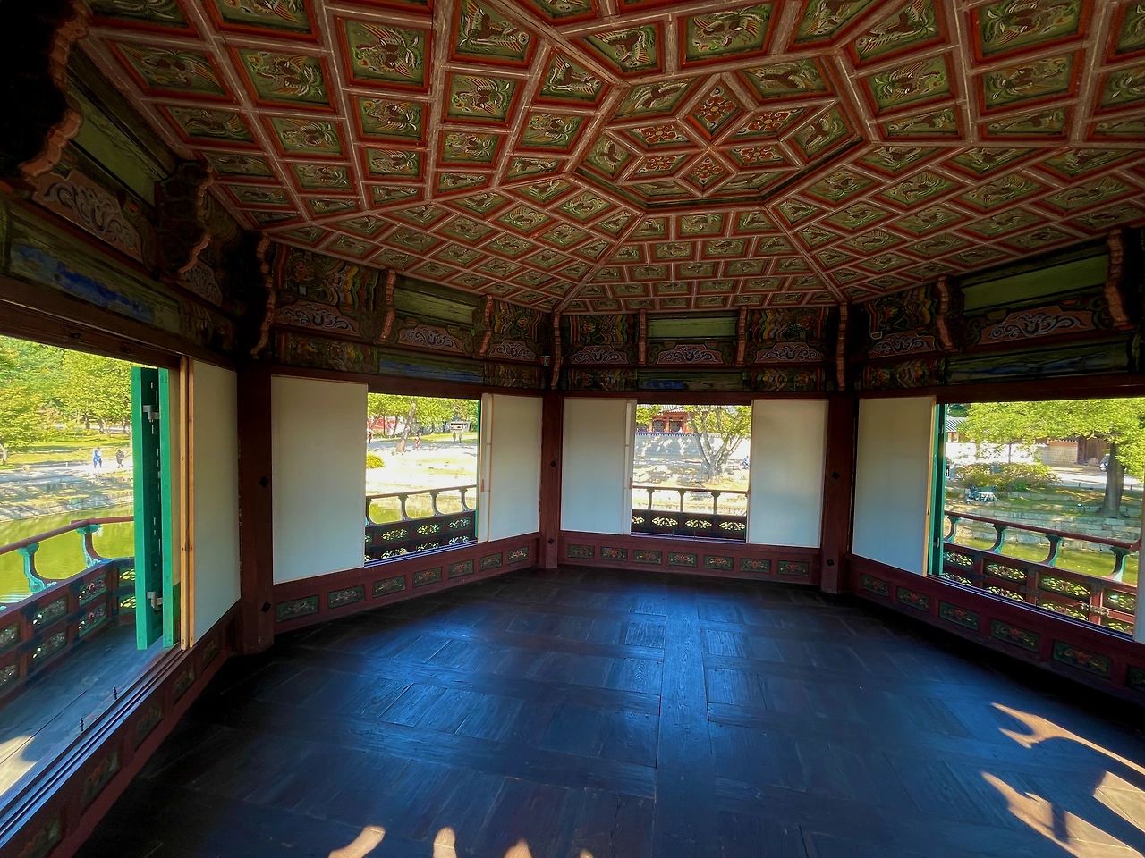 향원정 2층 실내 천장과 바깥 풍경 - 8.jpeg