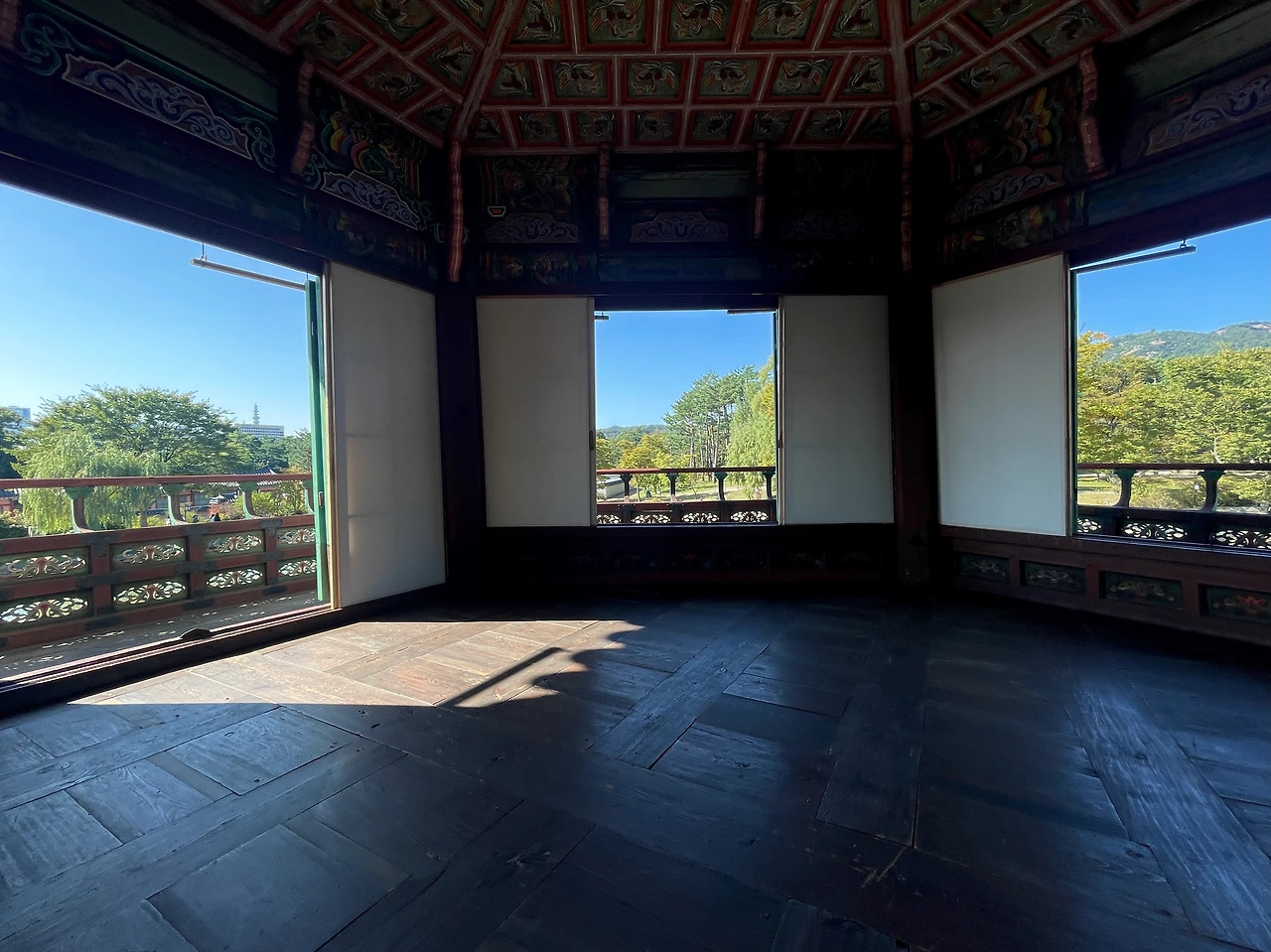 향원정 2층 실내 천장과 바깥 풍경 - 5.jpeg