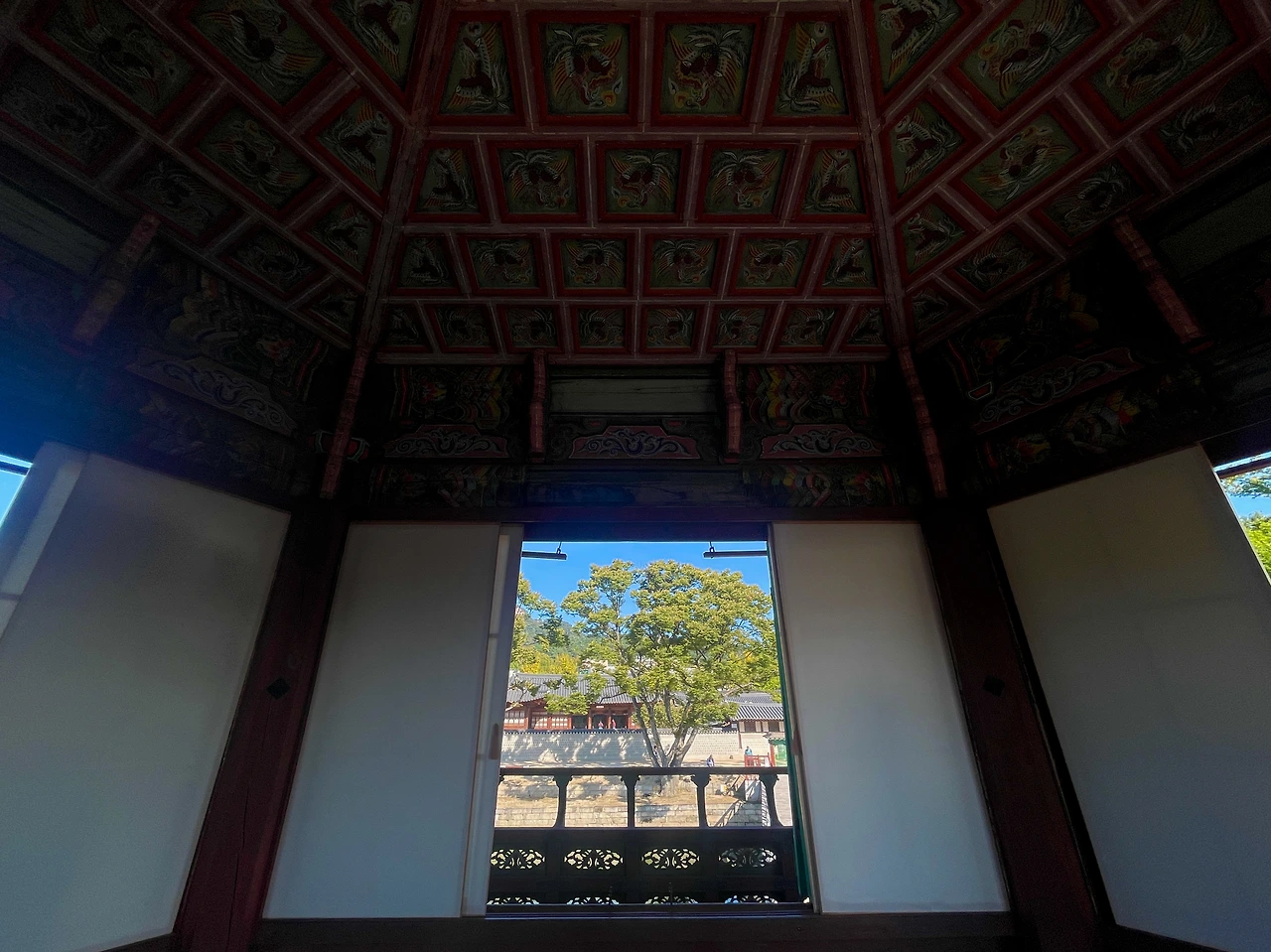 향원정 2층 실내 천장과 바깥 풍경 - 1.jpeg