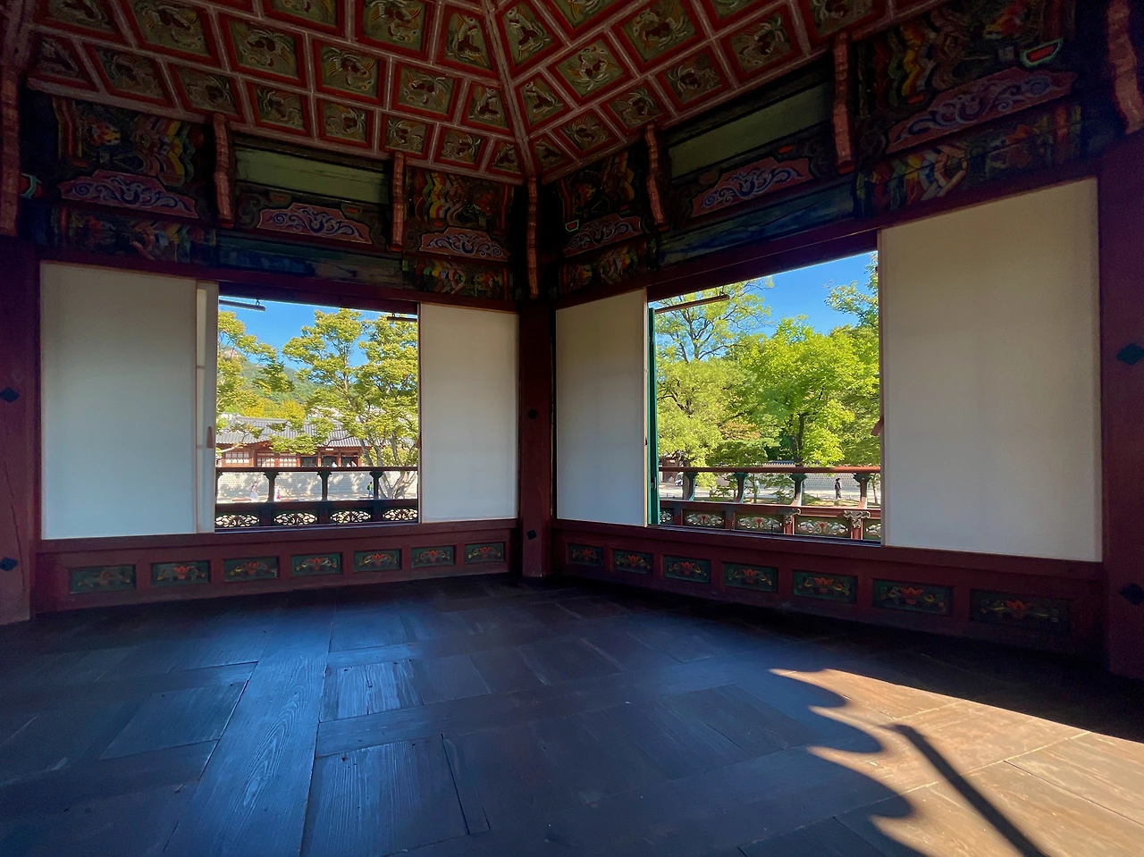 향원정 2층 실내 천장과 바깥 풍경 - 2.jpeg