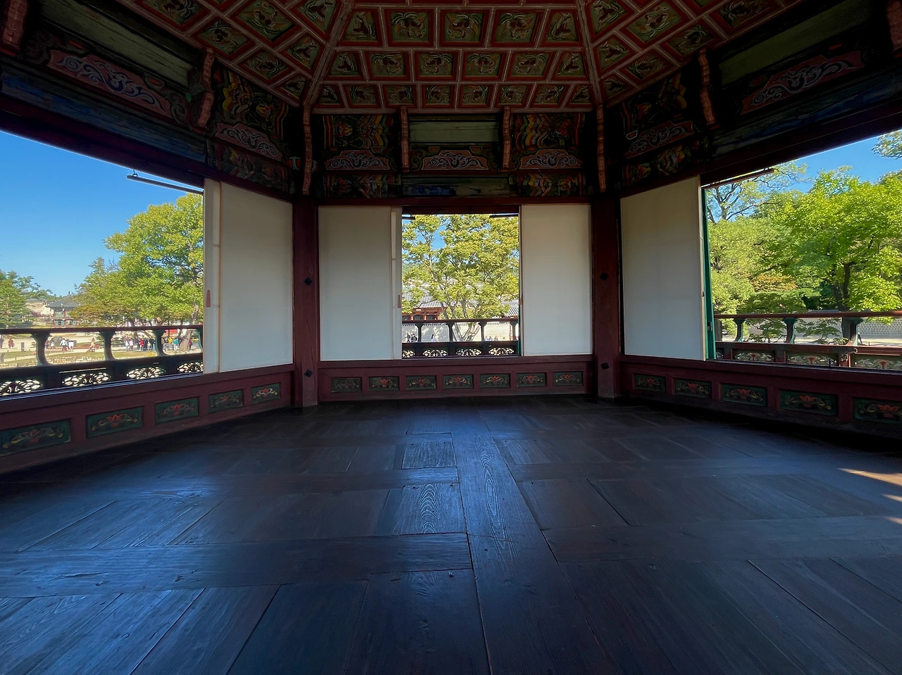 향원정 2층 실내 천장과 바깥 풍경 - 3.jpeg