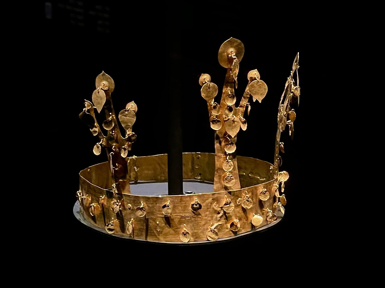 01 국립경주박물관 특별전 <신라 금관, 권력과 위신>_교동 금관.jpeg