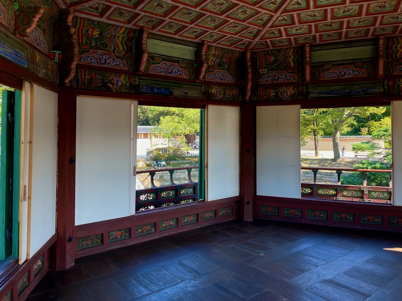 향원정 2층 실내 천장과 바깥 풍경 - 11.jpeg