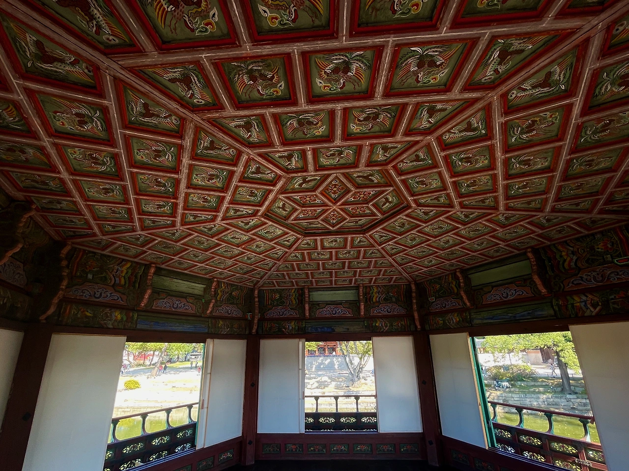 향원정 2층 실내 천장과 바깥 풍경 - 7.jpeg