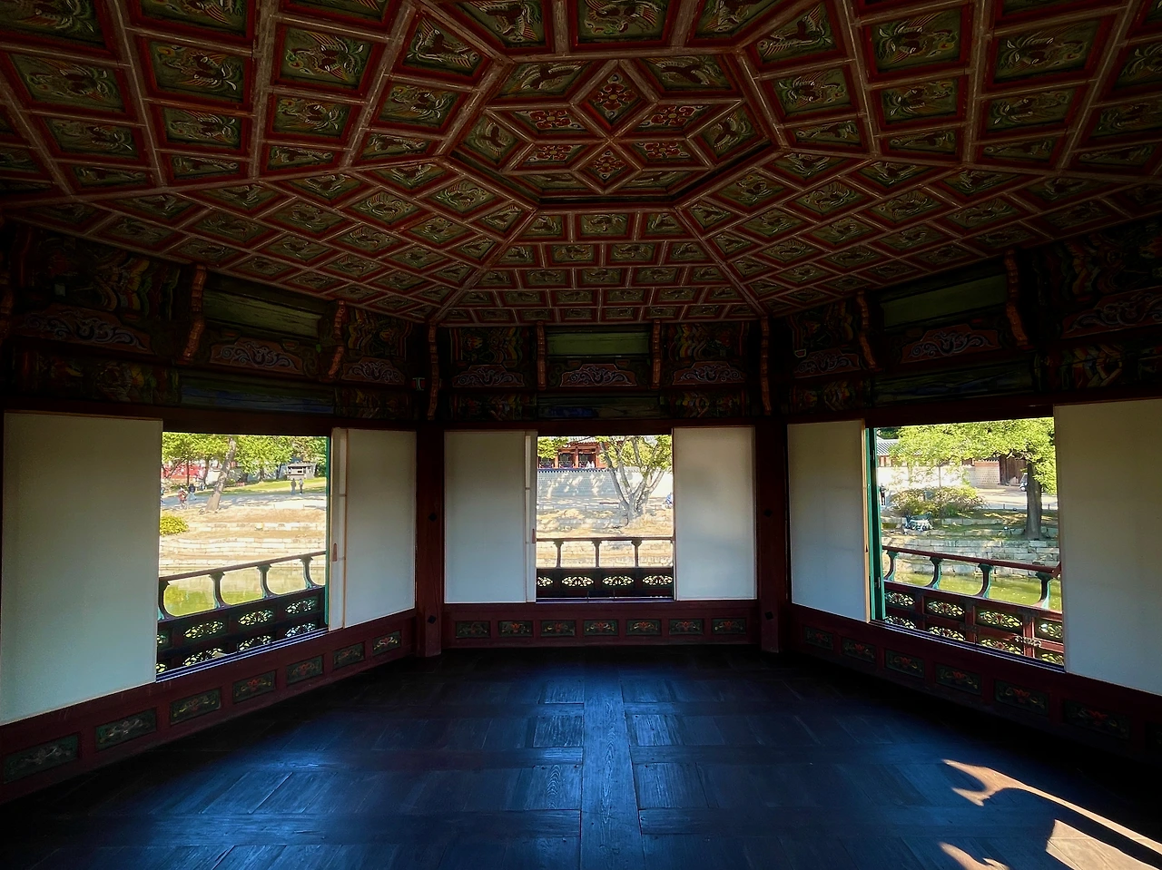 향원정 2층 실내 천장과 바깥 풍경 - 9.jpeg