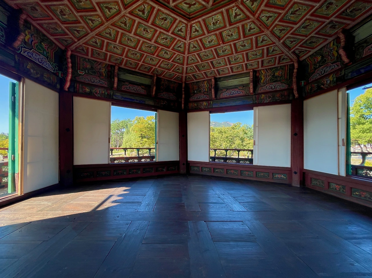 향원정 2층 실내 천장과 바깥 풍경 - 6.jpeg