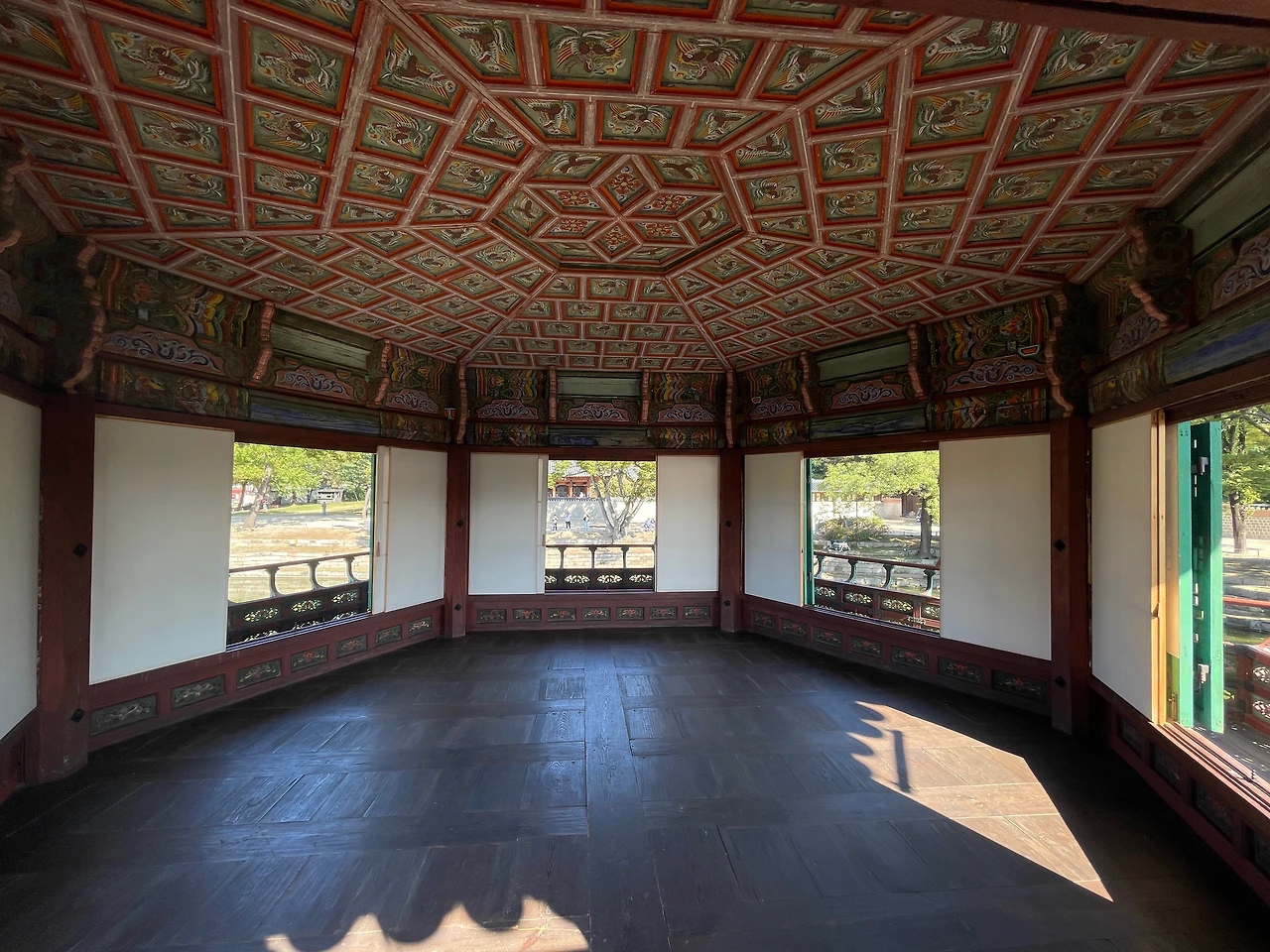 향원정 2층 실내 천장과 바깥 풍경 - 10.jpeg