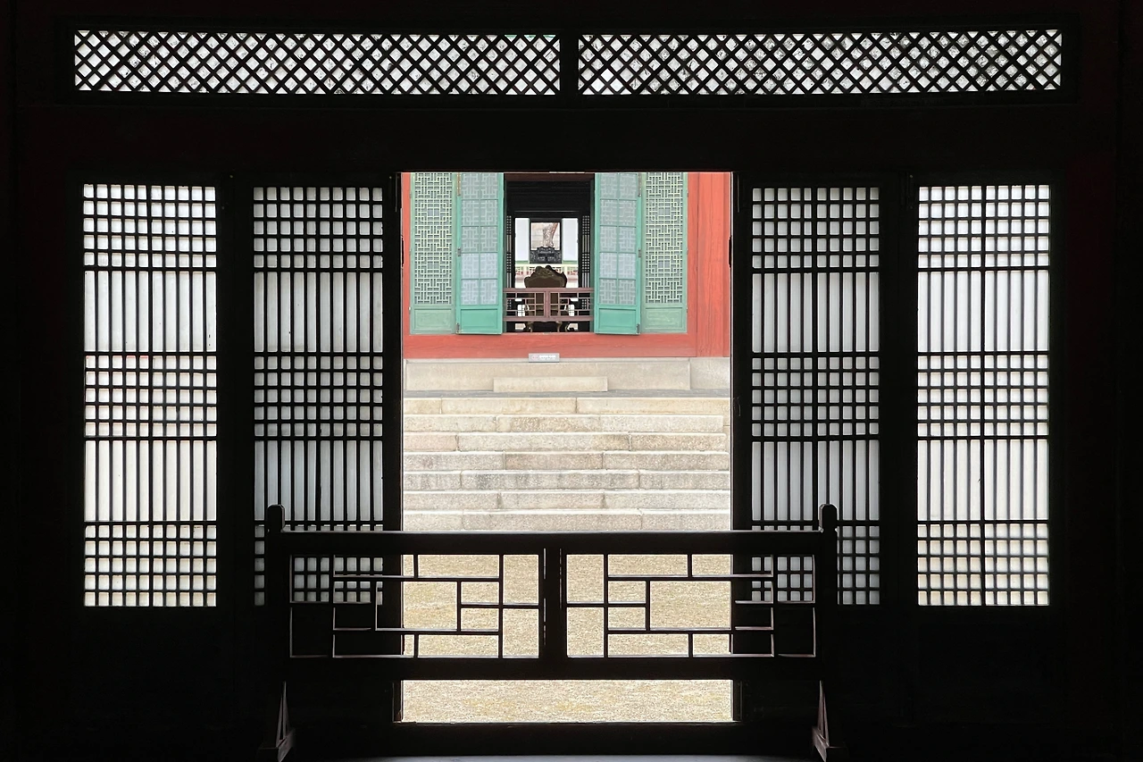 220323 창덕궁 희정당 앞에서 뒤05.jpeg