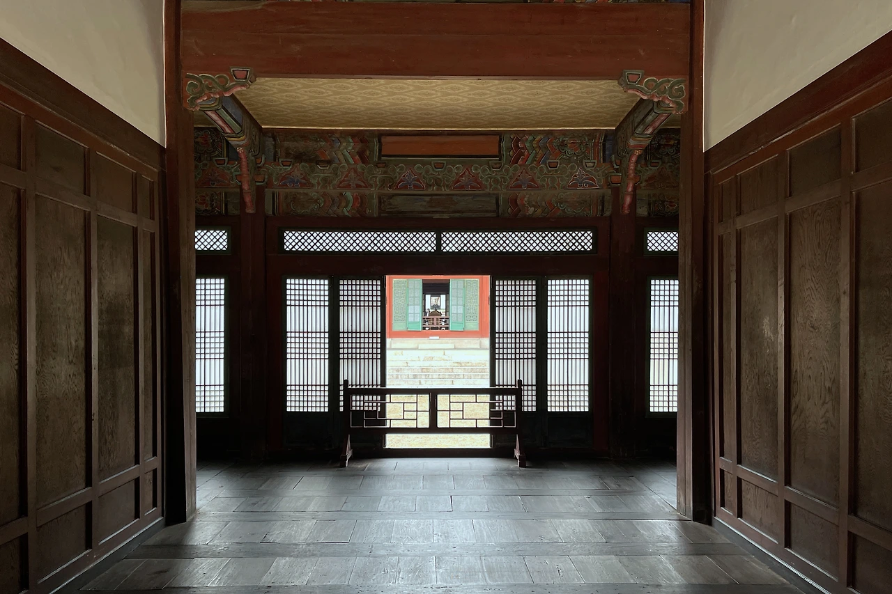 220323 창덕궁 희정당 앞에서 뒤04.jpeg