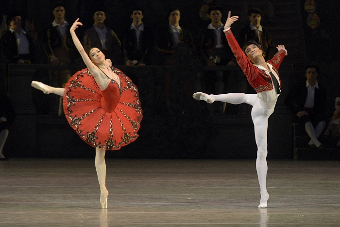 Viktoria_Tereshkina__Kimin_Kim_in_Don_Quixote_by_Valentin_Baranovsky_%E2%93%92_State_Academic_Mariinsky_Theatre.JPG?type=w773