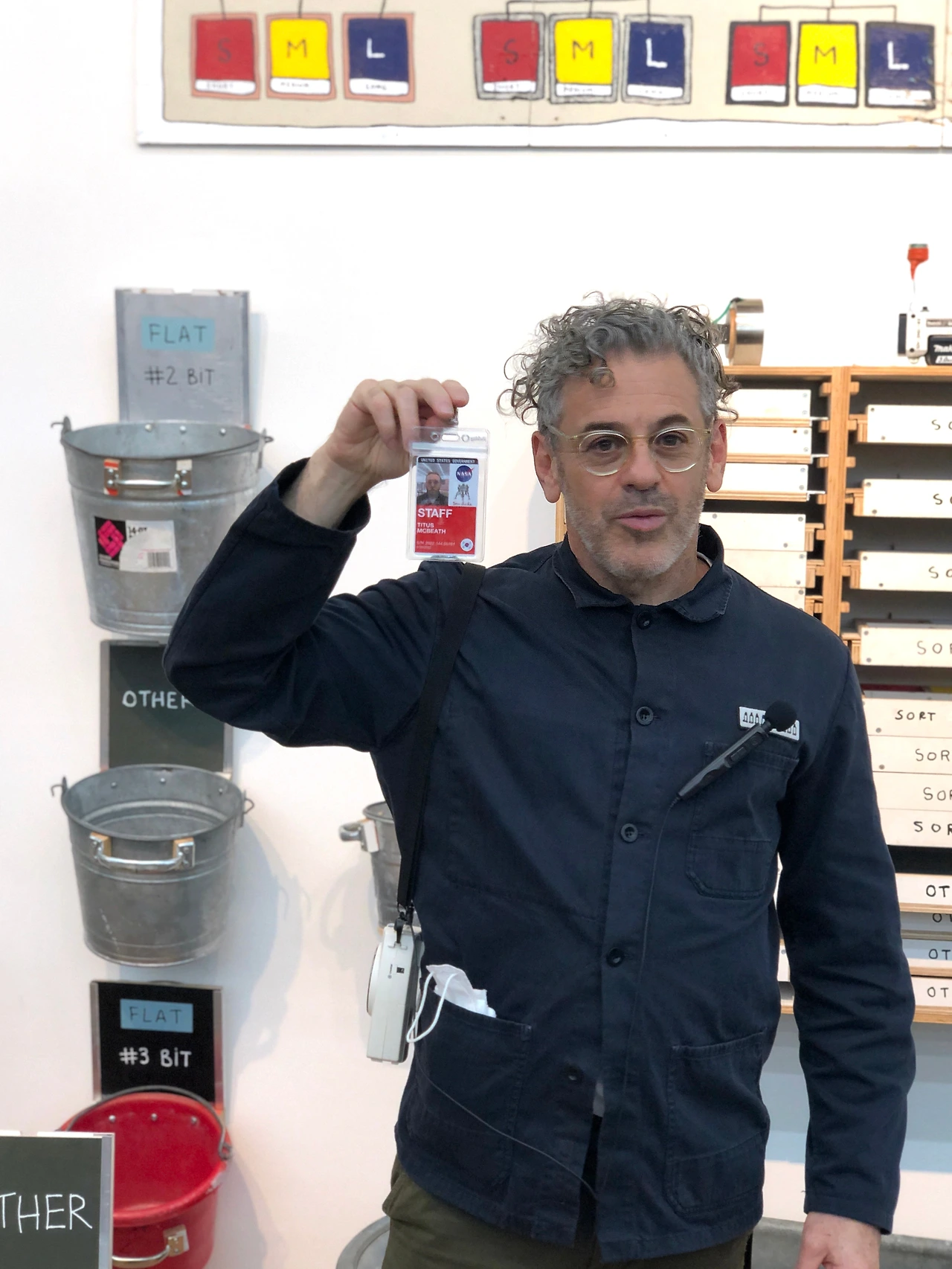 2 ID 카드를 들어보이는 톰 삭스, 2022, 아트선재센터, 사진 문혜인.JPG