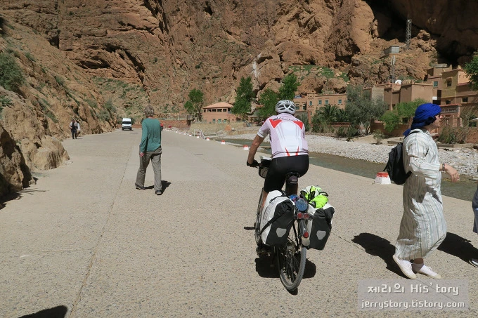 2540394656FFF51522D283