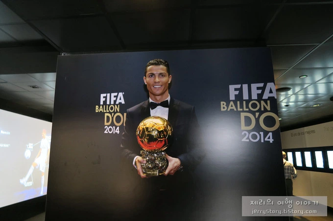 2707544F5553189D26704E