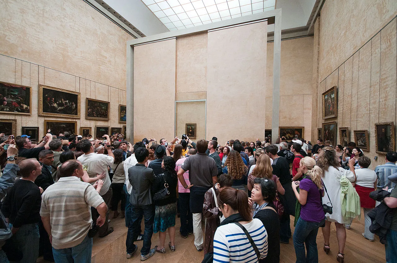 1280px-Mona_lisa_crowd.jpg
