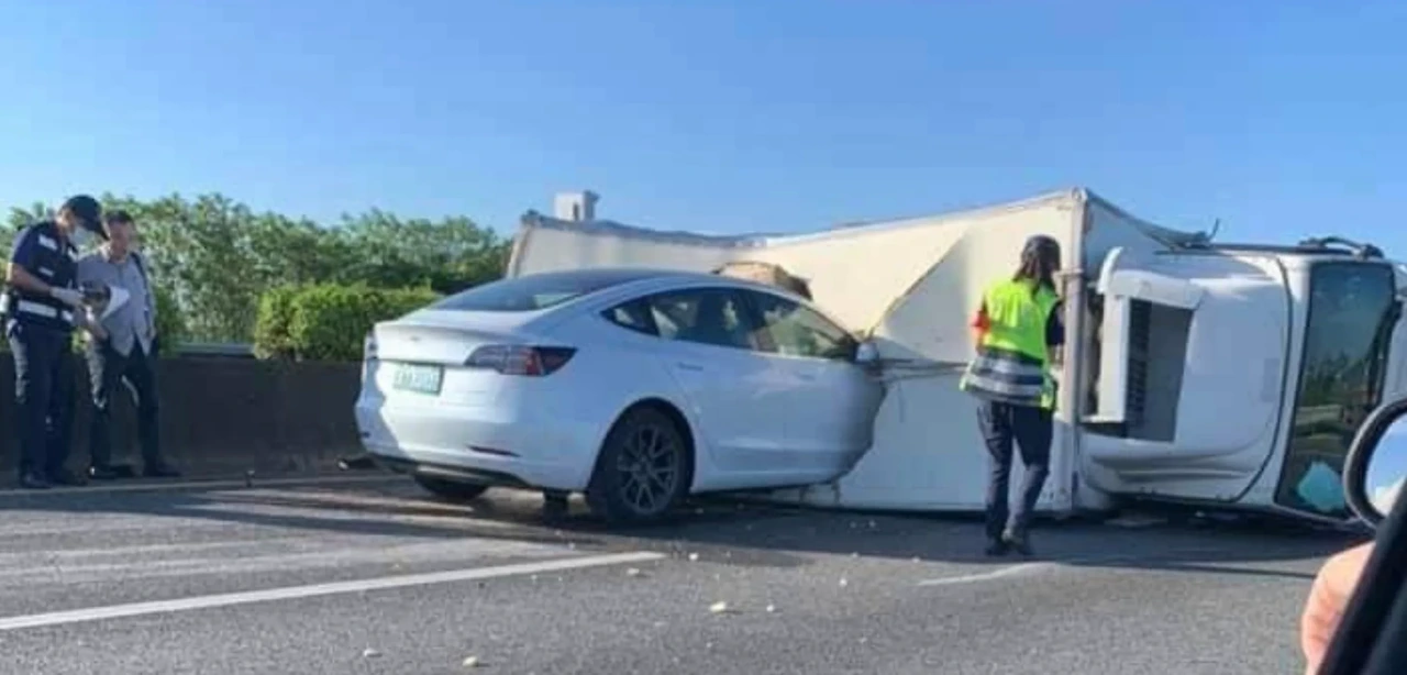 Tesla-Model-3-Autopilot-crash-highway.jpg?quality=82&amp;strip=all&amp;w=1600