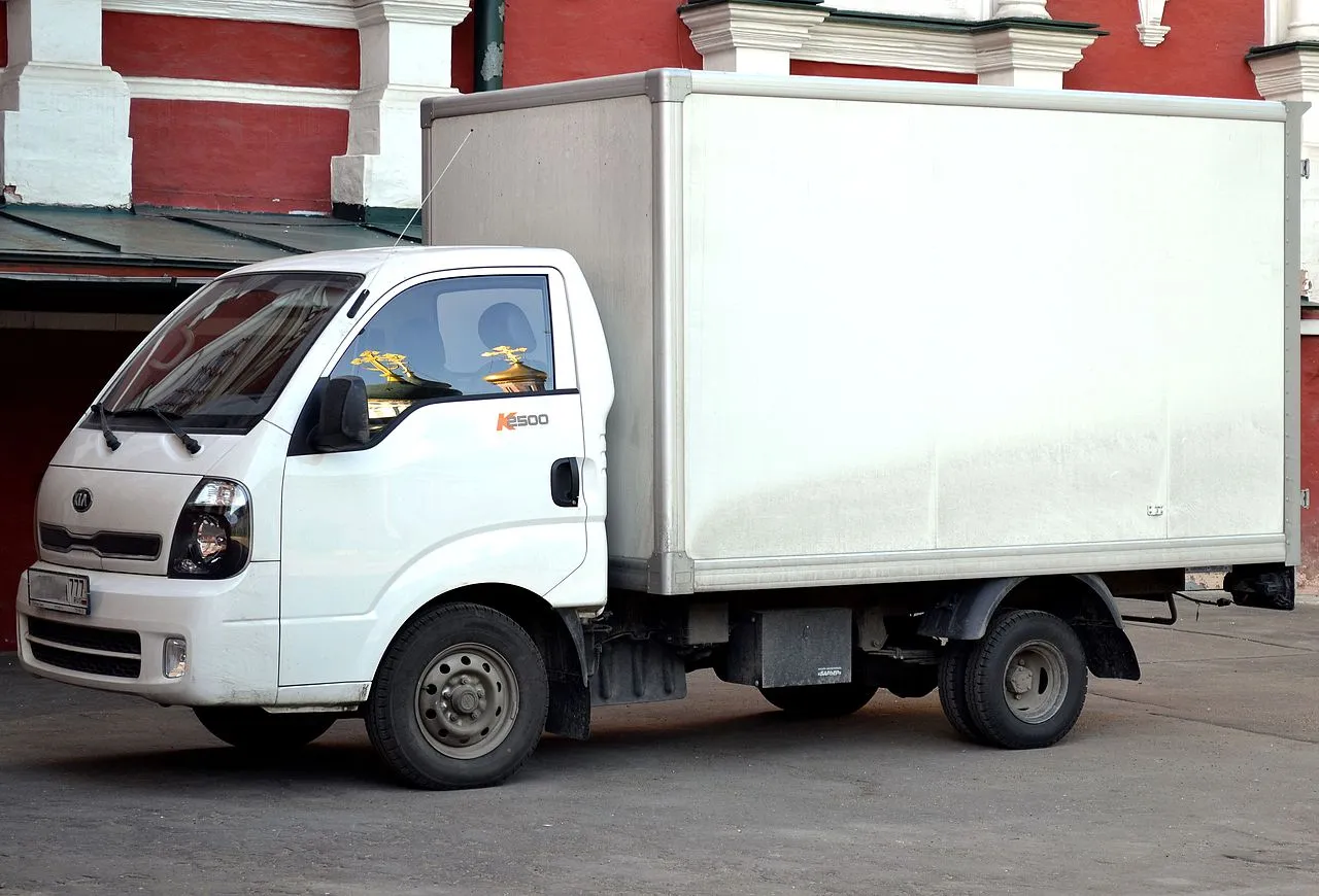 KIA_K2500,_standard_cabin,_isothermal_body,_Moscow.JPG