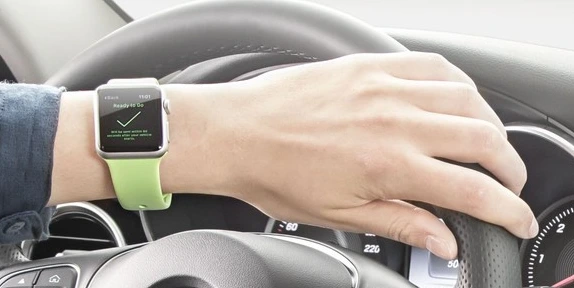 apple-watch-car.png?type=w2